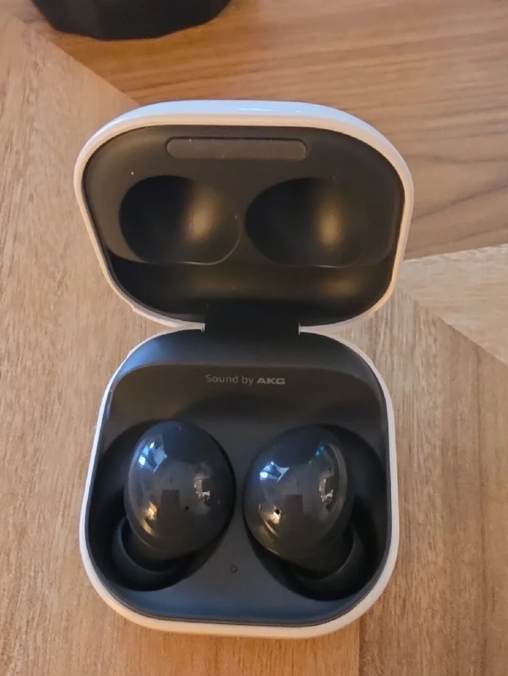 Samsung White Wireless Earbuds Charging Case